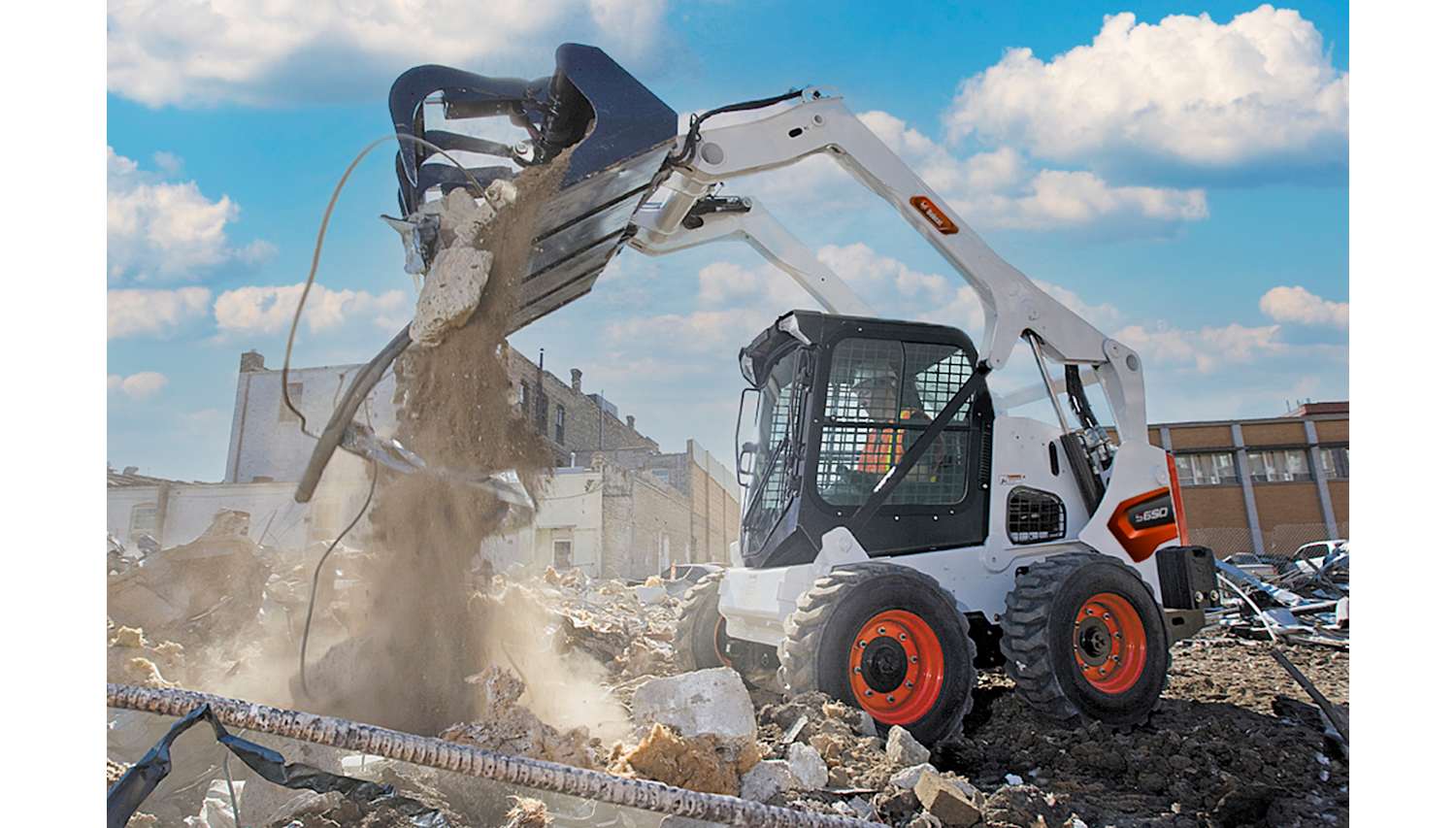 Maquinaria Minicargador Bobcat S650 disponible para arriendo en JURMAQ